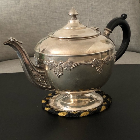 VINTAGE OLD ENGLISH REPRODUCTION SILVER-PLATED TEAPOT 1950’s - Picture 3 of 16